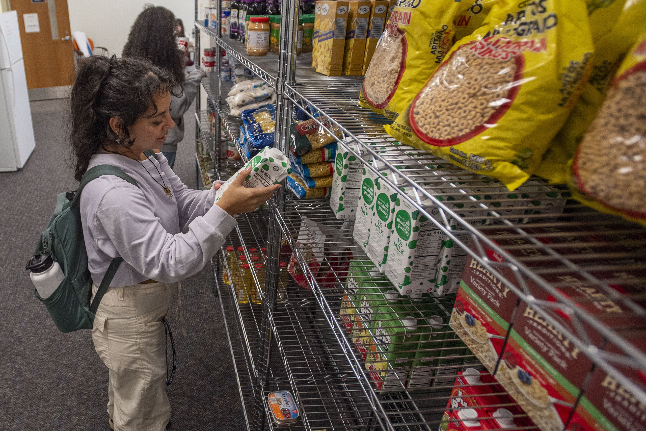 students reading food labels at grocery racks